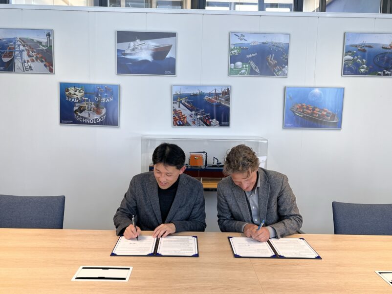 CEO Wouter van den Bos (right) and Professor Daeyong Lee (left) signing the MoU of Kunsan National University.